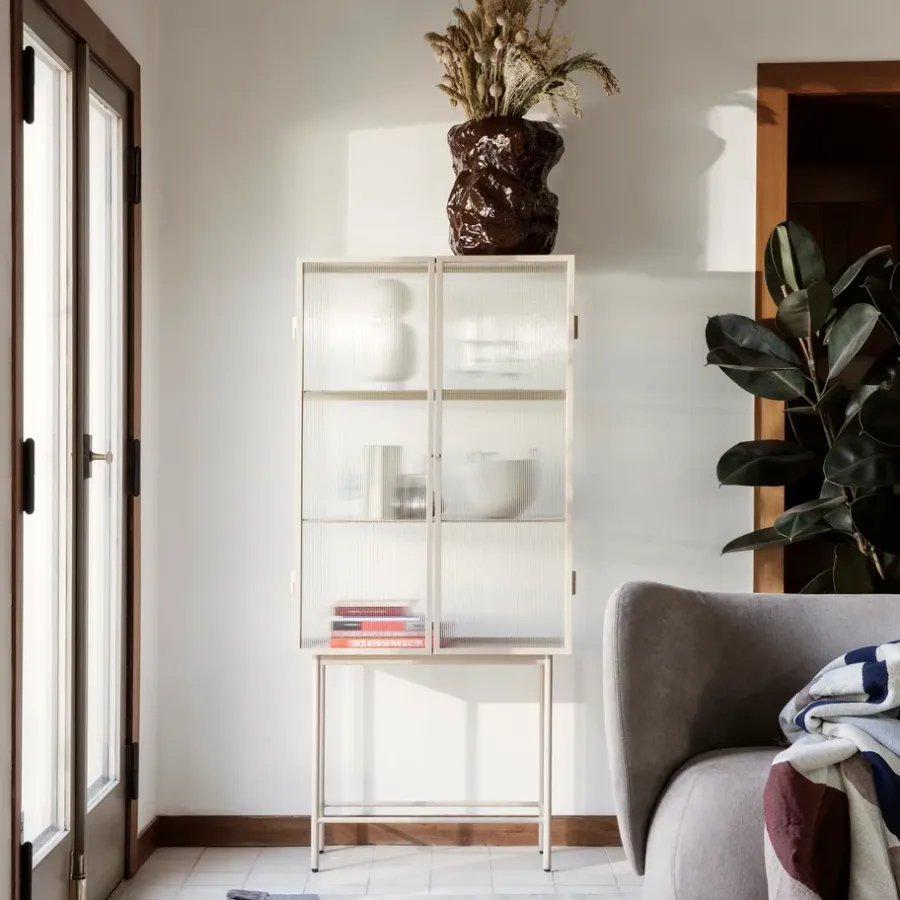 Ferm Living Haze vitrinekast, Cashmere< Kasten & Vitrines