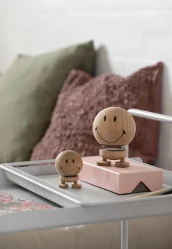 Hoptimist Smiley M figuur, Raw oak< Houten Beelden