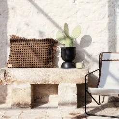 Ferm Living Hourglass bloempot extra small Ø21 cm, Zwart-donkergrijs< Bloempotten