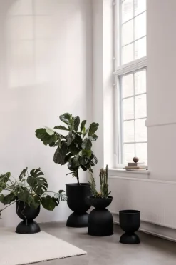 Ferm Living Hourglass bloempot extra small Ø21 cm, Zwart-donkergrijs< Bloempotten