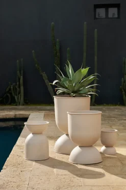 Ferm Living Hourglass pot groot Ø50 cm, Cashmere< Bloempotten