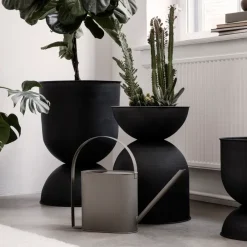 Ferm Living Hourglass pot groot Ø50 cm, Zwart-donkergrijs< Bloempotten