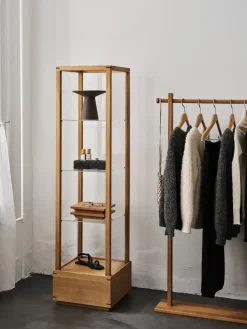 Kristina Dam Studio Japanese vitrinekast medium, Warm geolied eik< Kasten & Vitrines