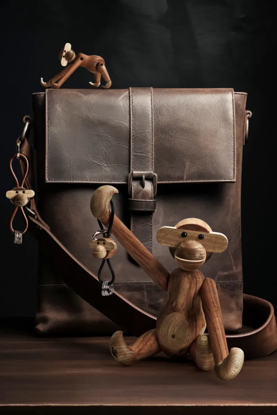 Kay Bojesen Denmark Kaj Bojesen aap sleutelhanger, Teak-limba hout, naturel leer< Houten Beelden