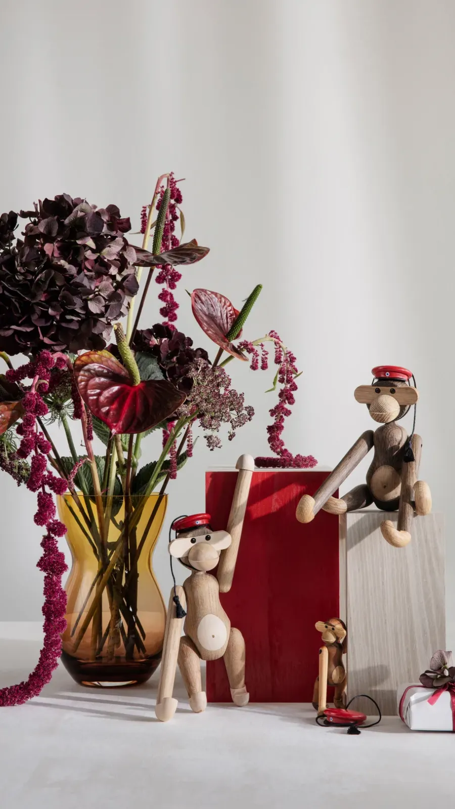 Kay Bojesen Denmark Kay Bojesen studentenpet voor de kleine aap, Rood< Houten Beelden