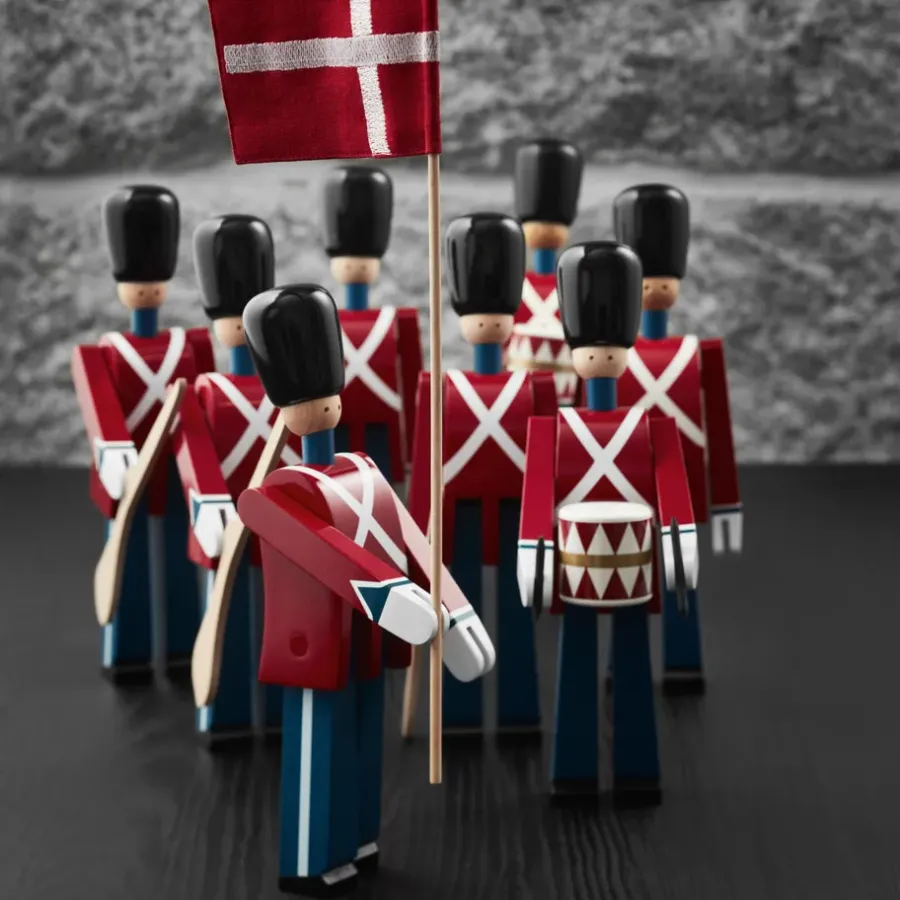 Kay Bojesen Denmark Kay Bojesen vaandeldrager met textielvlag, 29,5 cm.< Houten Beelden
