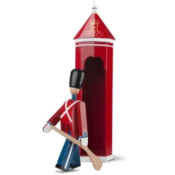 Kay Bojesen Denmark Kay Bojesen vaandeldrager met textielvlag, 29,5 cm.< Houten Beelden