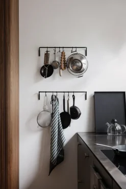 Ferm Living Kitchen keukenstang met 6 st. haken, Zwart messing< Haken & Hangers