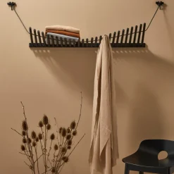 Woud Knaegt kledinghanger, zwart geverfd eikenhout< Kapstokken & Hangrekken