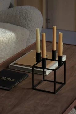 Audo Copenhagen Kubus 4 kandelaar, black (zwart)< Adventskandelaars & -Kaarsen