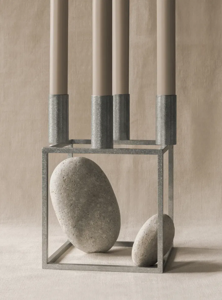 Audo Copenhagen Kubus 4 kandelaar, Zink< Kandelaars