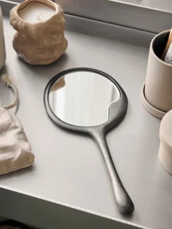 Ferm Living Lava handspiegel, Zwart geanodiseerd aluminium< Tafelspiegels