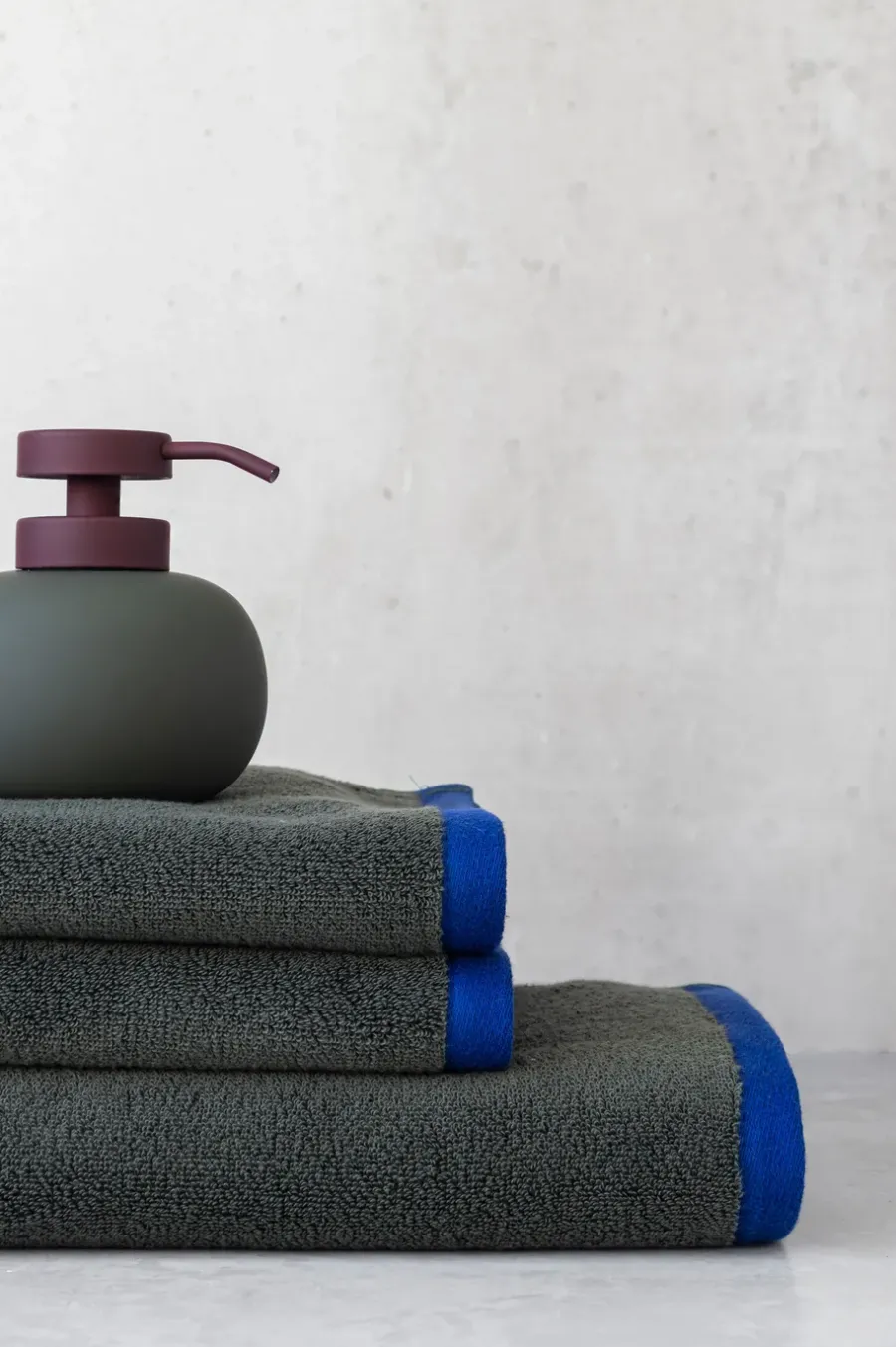 Mette Ditmer Lotus play zeepdispenser laag, incl. 2 pompkoppen, Dark olive< Zeepdispensers & Zeepschaaltjes