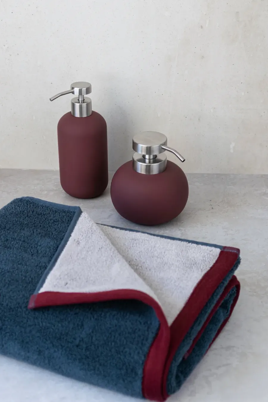 Mette Ditmer Lotus play zeepdispenser hoog, incl. 2 pompkoppen, Wine< Zeepdispensers & Zeepschaaltjes