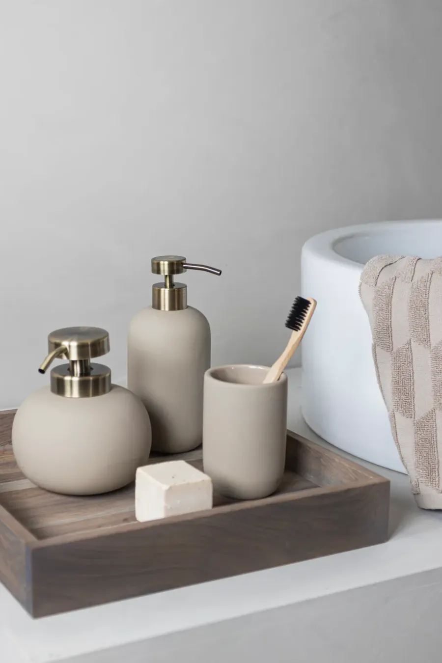 Mette Ditmer Lotus zeepdispenser, zand (gebroken wit)< Zeepdispensers & Zeepschaaltjes