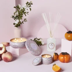 Voluspa Maison Blanc Mini Tin geurkaars 25 uur, Saijo Persimmon< Geurkaarsen & Aroma Diffusers