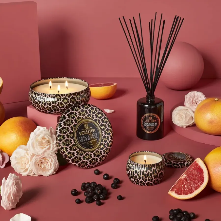Voluspa Maison Noir Mini Tin geurkaars 25 uur, Pink Citron Grapefruit< Geurkaarsen & Aroma Diffusers