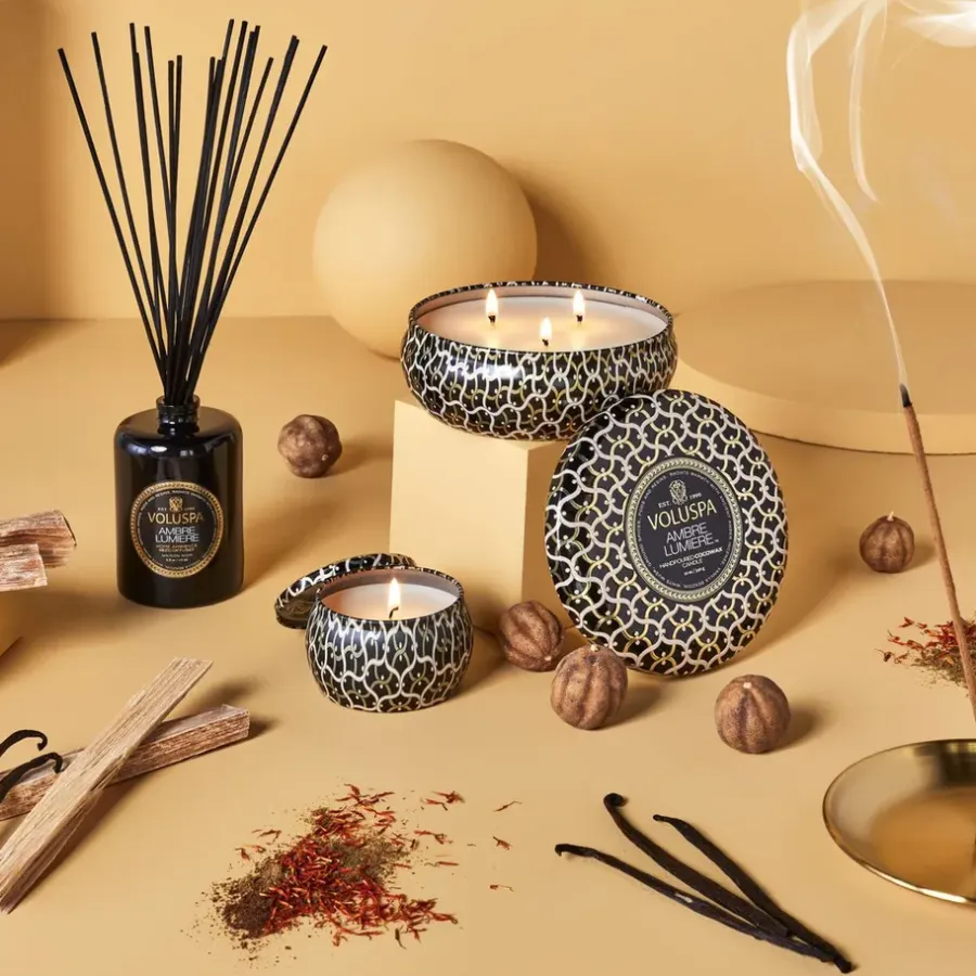 Voluspa Maison Noir 3-wick Tin geurkaars 40 uur, Ambre Lumiere< Geurkaarsen & Aroma Diffusers