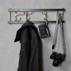 Essem Design Maxi 4 Dekorativ kapstok, Zwart-messing< Haken & Hangers