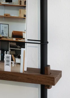 MOEBE tijdschriftstandaard, Smoked oak-black< Tijdschriftenrekken