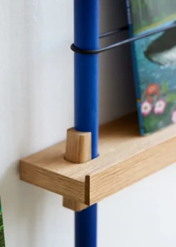 MOEBE tijdschriftstandaard, Oak-blue< Tijdschriftenrekken