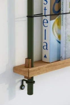 MOEBE tijdschriftstandaard, Smoked oak-green< Tijdschriftenrekken
