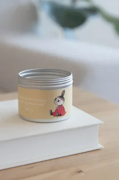 Pluto Design Mumin geurkaars small 20 u., Little My< Geurkaarsen & Aroma Diffusers