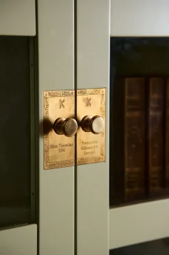 Källemo National Geographic boekenkast, Lichtgroen-eikenvoet-messing< Kasten & Vitrines
