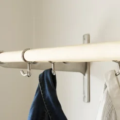 Essem Design Nostalgi Wandkapstok, berkenhout, aluminium onderstel< Kapstokken & Hangrekken