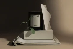 Audo Copenhagen Olfacte geurkaars Wet Ink, 79 g< Geurkaarsen & Aroma Diffusers