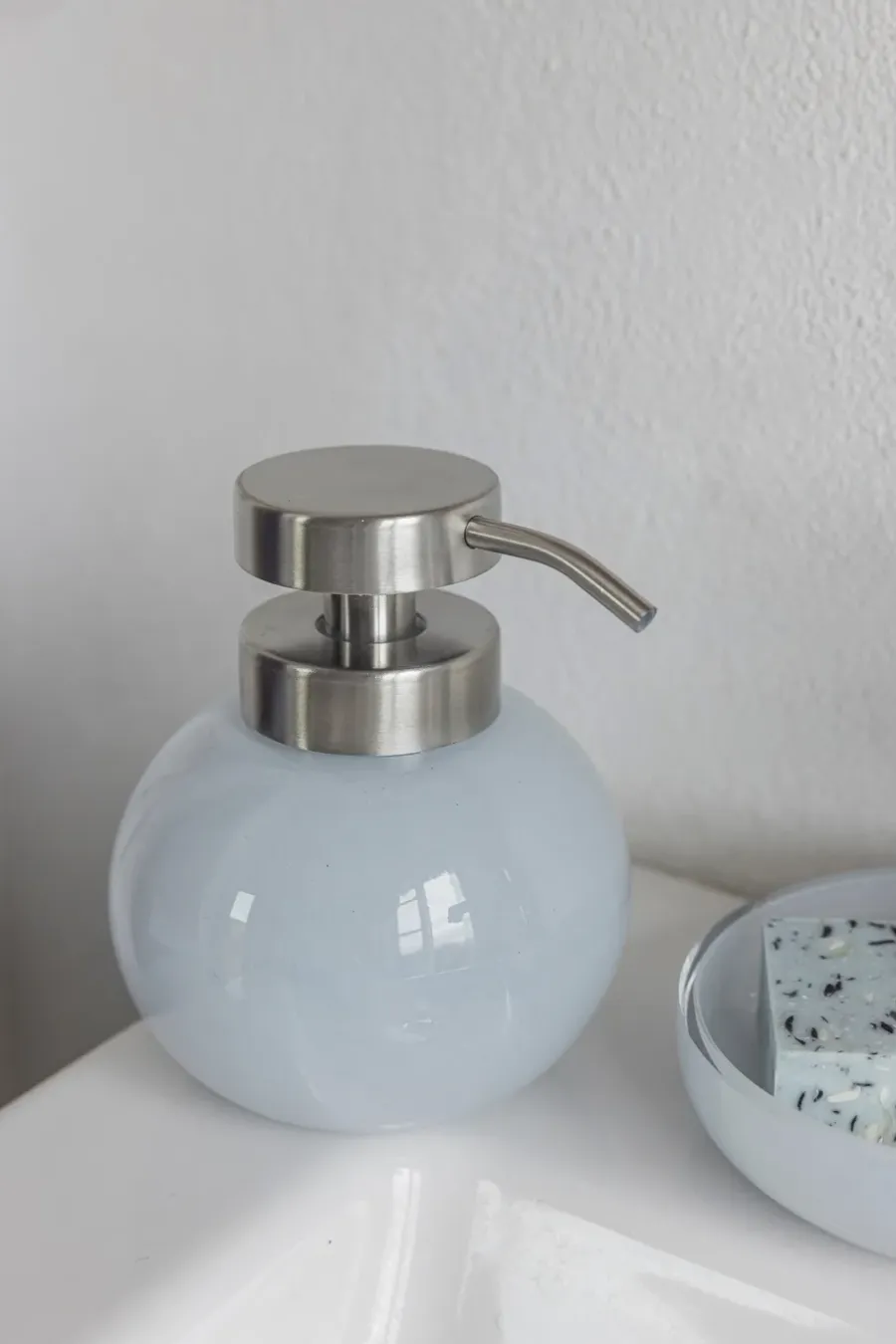 Mette Ditmer Opal zeepdispenser, Light blue< Zeepdispensers & Zeepschaaltjes