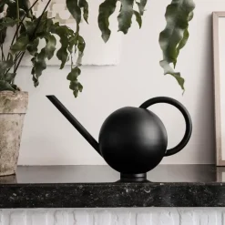 Ferm Living Orb waterkan, Zwart< Gieters