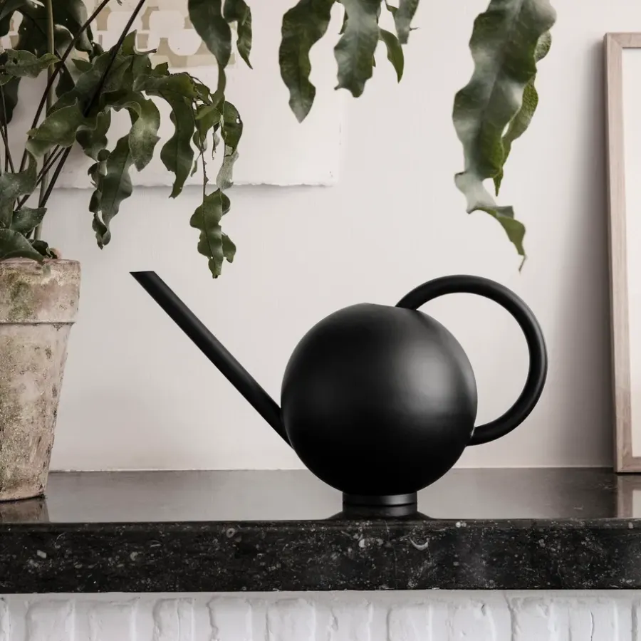 Ferm Living Orb waterkan, Zwart< Gieters