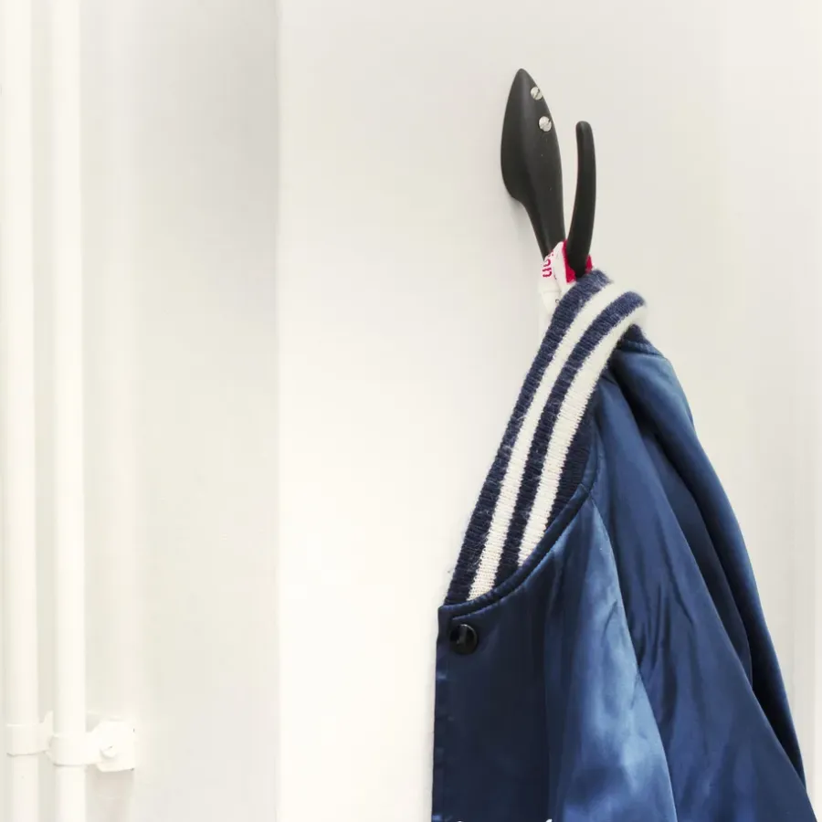 Essem Design Papa kledinghaak, zwart-structuur< Haken & Hangers