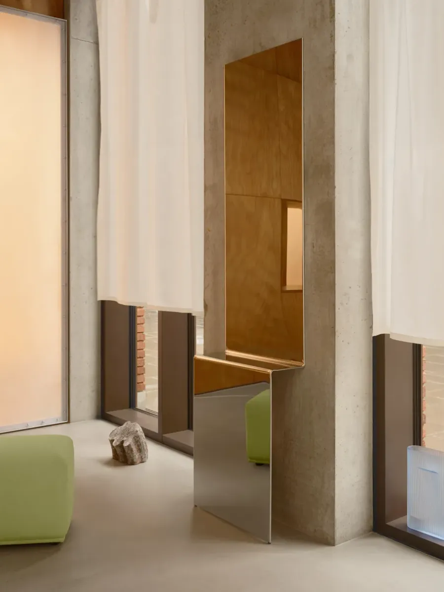 Muuto Pleat wandspiegel, Polerat stål, 227x57 cm< Wandspiegels