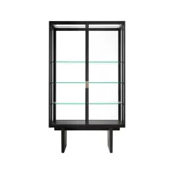 GUBI Private vitrinekast, glas, bruin-zwartgebeitst eikenhout< Kasten & Vitrines