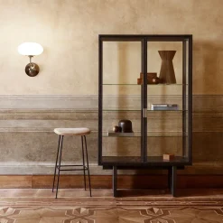 GUBI Private vitrinekast, glas, bruin-zwartgebeitst eikenhout< Kasten & Vitrines