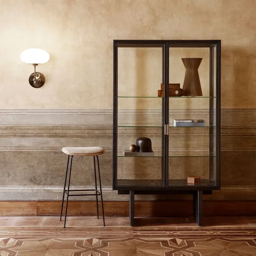 GUBI Private vitrinekast, glas, bruin-zwartgebeitst eikenhout< Kasten & Vitrines