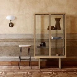 GUBI Private vitrinekast, glas, bruin-zwartgebeitst eikenhout< Kasten & Vitrines