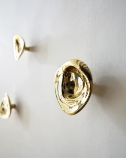 Hein Studio Ripple no. 02 grote knop, Brass< Haken & Hangers