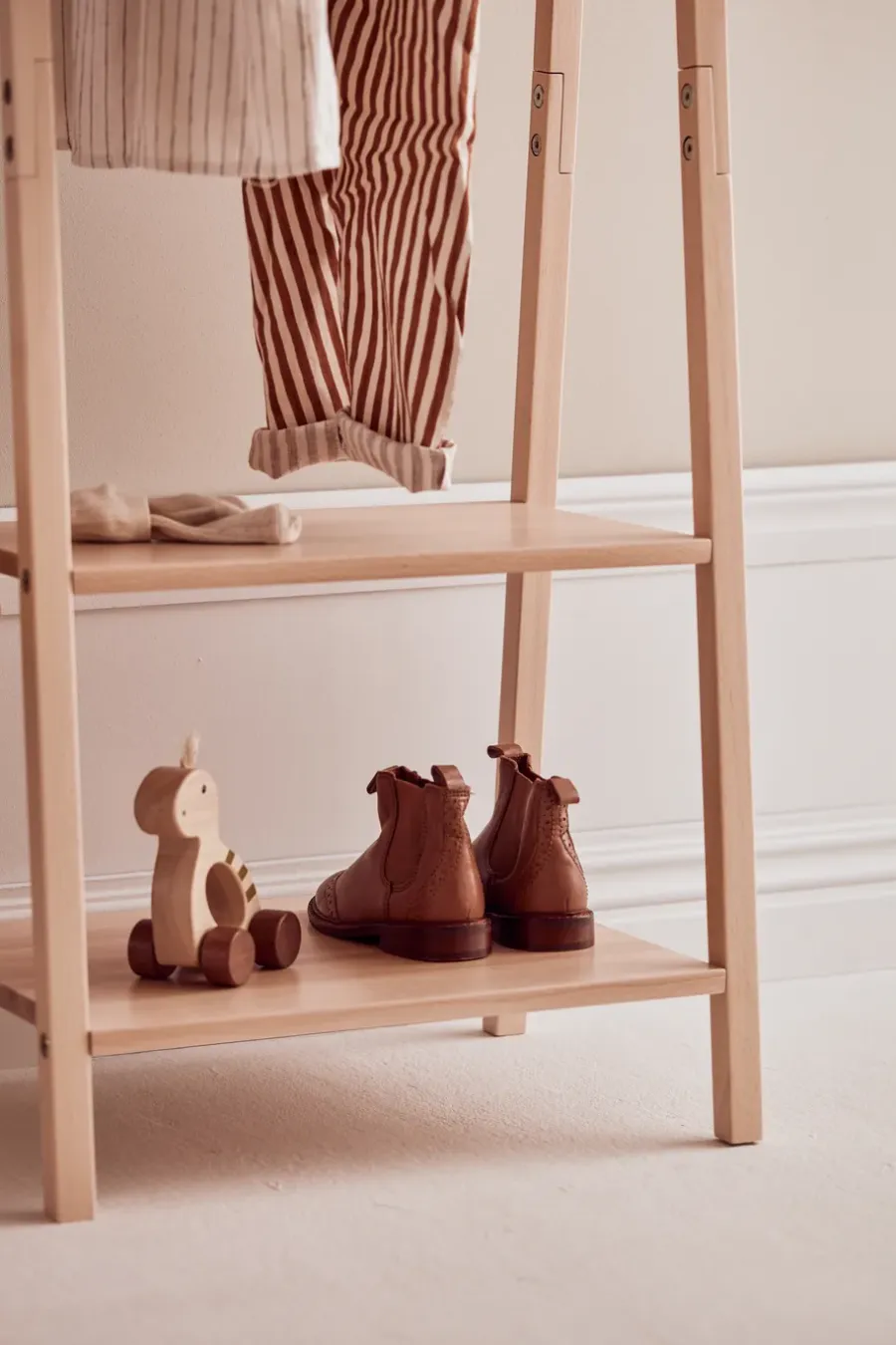 Kid's Concept Saga blonde kledingrek, Beuken< Kapstokken & Hangrekken