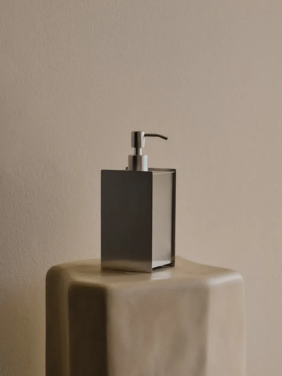 Ferm Living Sama zeeppompje, Brushed stainless steel< Zeepdispensers & Zeepschaaltjes