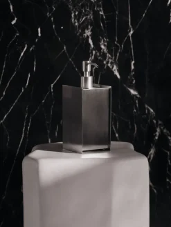 Ferm Living Sama zeeppompje, Brushed stainless steel< Zeepdispensers & Zeepschaaltjes