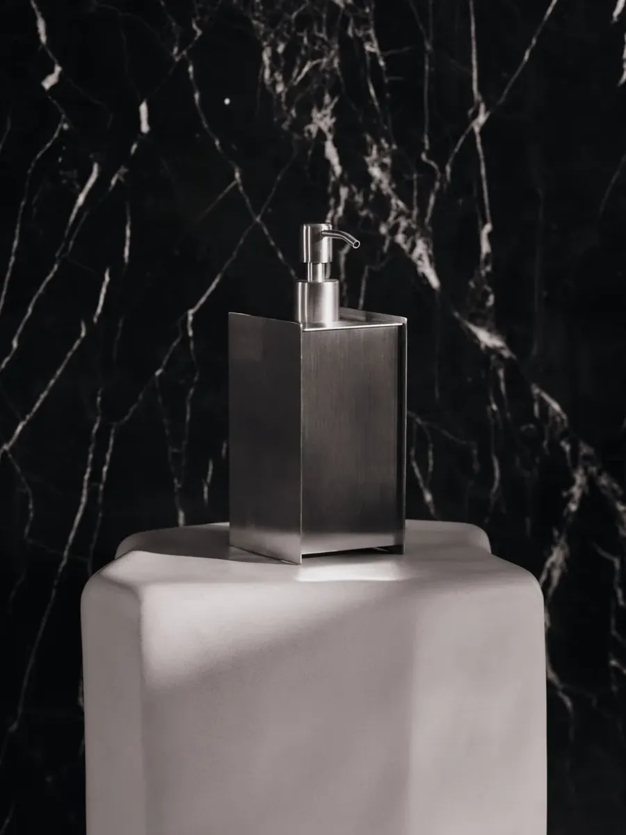 Ferm Living Sama zeeppompje, Brushed stainless steel< Zeepdispensers & Zeepschaaltjes