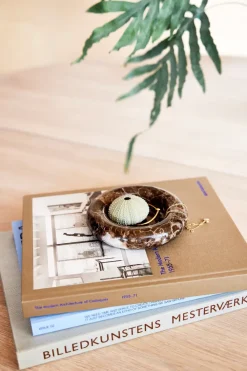 OYOY Savi marmer kaarsenhouder Ø13,8 cm, Choco< Kandelaars
