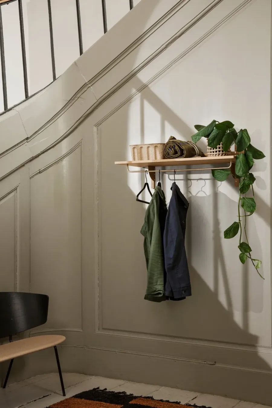 Ferm Living Sector plank met stang 37x87 cm, Oak-brass< Garderobehaken & Hoedenplanken