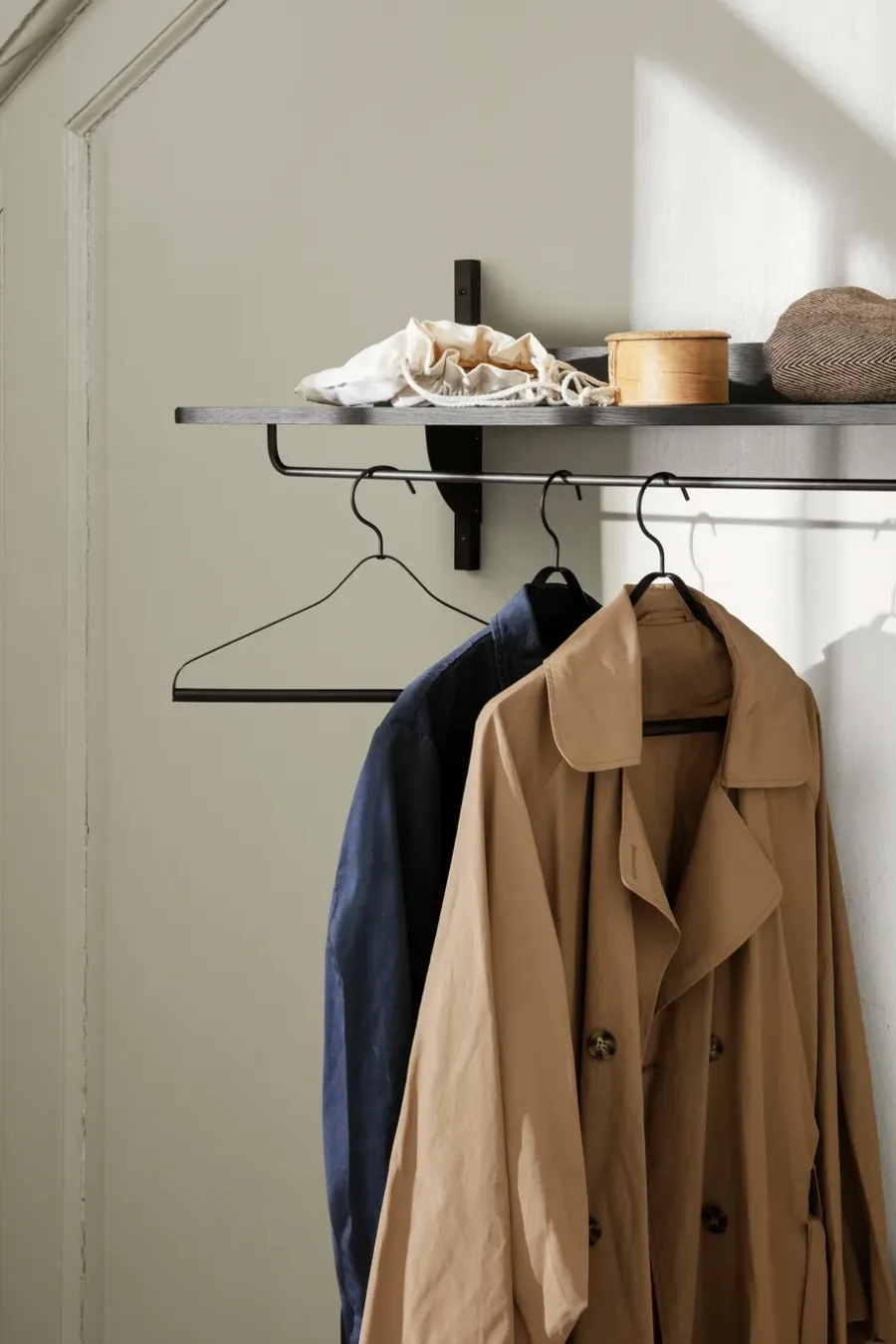 Ferm Living Sector plank met stang 37x87 cm, Black ash-black brass< Garderobehaken & Hoedenplanken