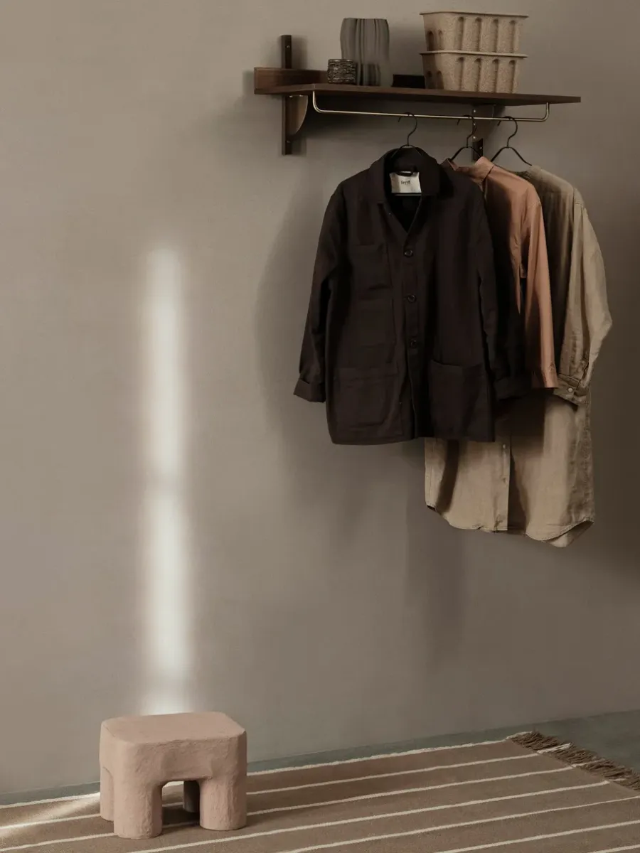 Ferm Living Sector plank met stang 37x87 cm, Smoked Oak, brass< Garderobehaken & Hoedenplanken