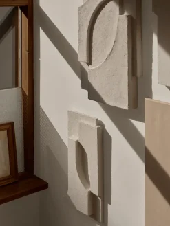 Kristina Dam Studio Serif Relief wanddecoratie S, Offwhite< Wanddecoraties