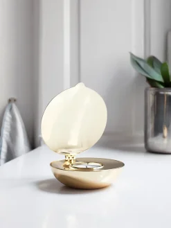 Design House Stockholm Shell theelichthouder, messing< Kaarsenhouders & Kaarsenborden